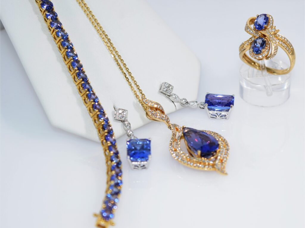 Different Jewelries about December Birthstone