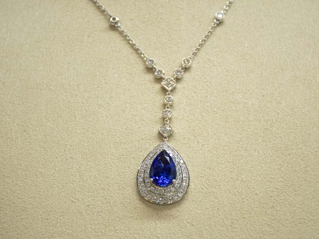 Elegant Tanzanite pendant necklace, featuring a perfectly cut Tanzanite gemstone at the heart of a finely crafted necklace, the epitome of sophistication and grace